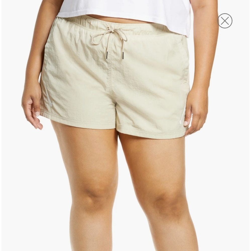 NWT Women's Plus size 2X Nike woven shorts